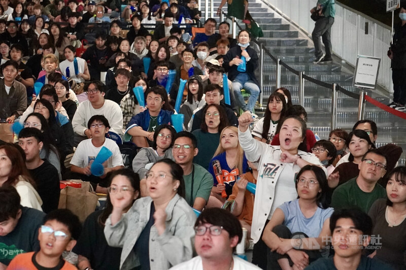 高雄民眾湧入衛武營國家藝術文化中心觀看直播，隨賽事變化情緒起伏。中央社記者董俊志攝　115年3月6日