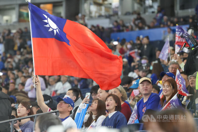 世界棒球經典賽台灣隊5日與澳洲隊的比賽中，球迷手持國旗為選手應援。中央社記者王騰毅東京攝 115年3月5日