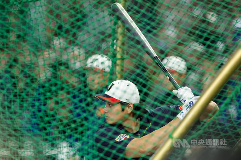 2026世界棒球經典賽（WBC）C組預賽開打第2天，備受矚目的台日大戰6日晚間將在東京巨蛋登場，賽前日本武士隊球星大谷翔平（前）打擊練習也成焦點。中央社記者王騰毅東京攝  115年3月6日