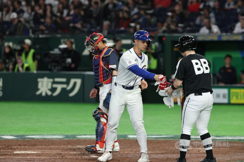 台灣隊打者費柴德（白衣）3局時獲四壞球保送，一度形成滿壘有得分機會。中央社記者王騰毅東京攝　115年3月6日