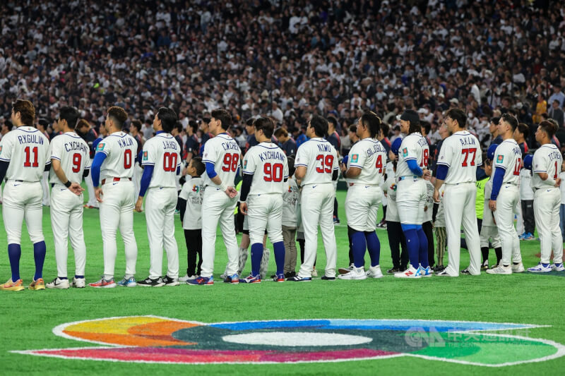2026世界棒球經典賽（WBC）台灣隊6日晚間預賽第2戰將迎戰強敵日本隊，賽前全隊球員場上列隊，聆聽現場播放中華奧會會歌。中央社記者王騰毅攝　115年3月6日