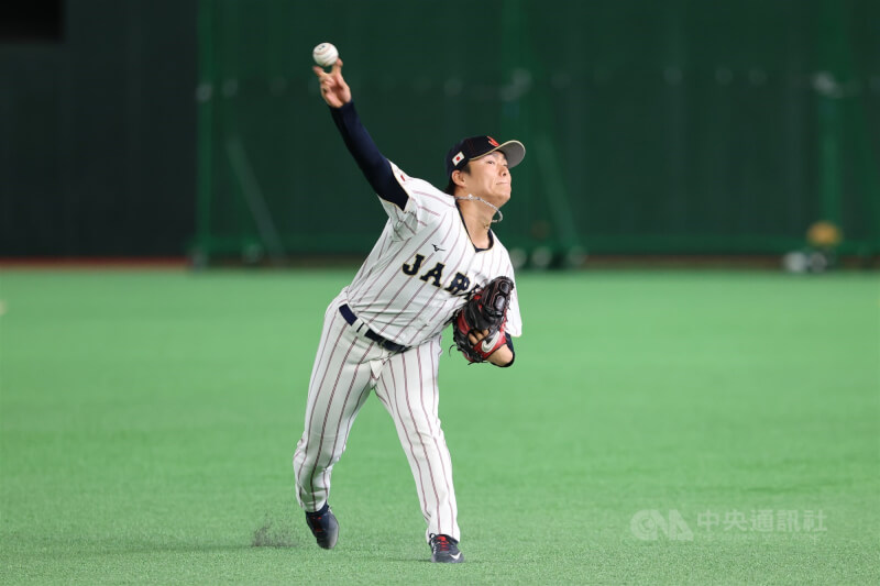 WBC世界棒球經典賽日本隊積極為預賽備戰，4日全隊在東京巨蛋練球，陣中王牌投手山本由伸（圖）場上專注練投。中央社記者王騰毅東京攝  115年3月4日