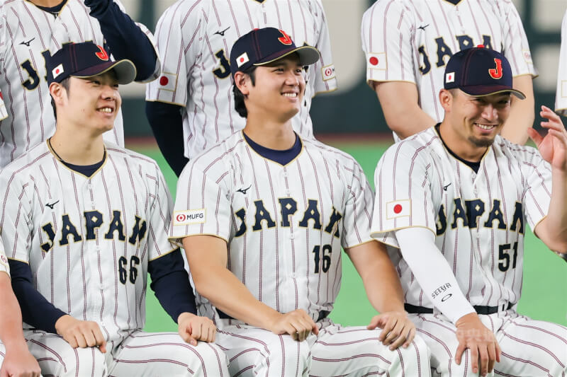 世界棒球經典賽（WBC）日本隊4日在東京巨蛋練球備戰正式賽事，頭號球星大谷翔平（中）現身球場準備拍攝官方形象照。中央社記者王騰毅東京攝  115年3月4日