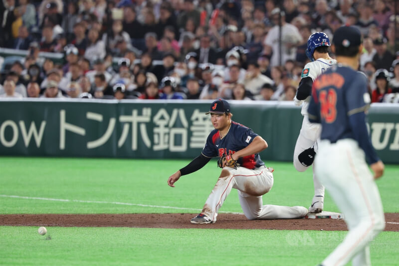 台灣隊林家正（後右白衣）3局時靠著日本失誤站上壘包。中央社記者王騰毅東京攝　115年3月6日