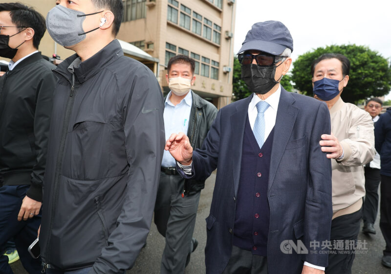 前新光人壽董事長吳東進經營「新板傑仕堡」時涉圖利關係企業，打造豪華健身房，使新壽損失近新台幣1億元，被依特別背信等罪起訴。吳東進（前右）6日戴鴨舌帽、墨鏡、口罩現身新北地方法院。中央社記者謝佳璋攝  115年3月6日