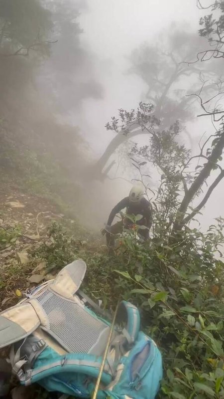 蔡姓高山協作員6日在屏東北大武山失足墜落約90公尺深谷，搜救人員拉繩下切救援。（民眾提供）中央社記者黃郁菁傳真　115年3月6日