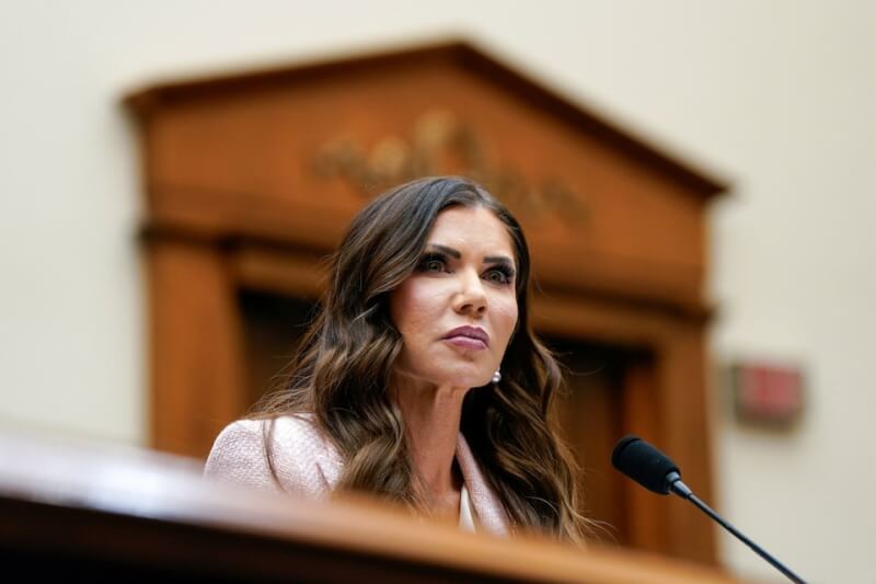 美國土安全部長諾姆（圖）成為川普第2個總統任期首位下台的內閣部長。（路透社）