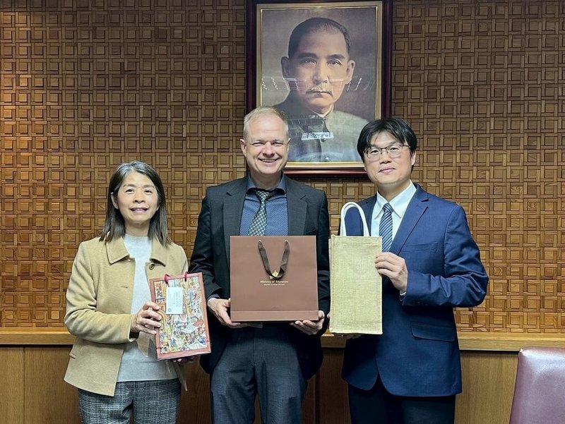 教育部7日發布新聞稿，加拿大高貴林學區（Coquitlam School District）副局長史蒂芬．惠芬（Stephen Whiffin）（中）率隊來台，促成雙方教師交流。（教育部提供）中央社記者陳至中台北傳真　115年3月7日