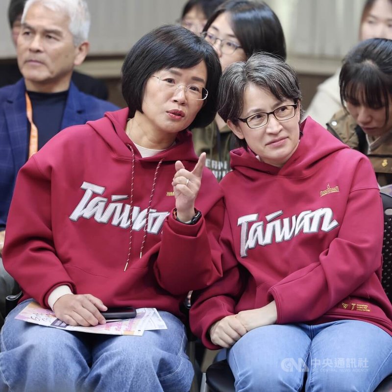 副總統蕭美琴（右）與民進黨新北市長參選人蘇巧慧 （左），7日在台北出席女性兒少運動員安全運動與運動防護保護營開幕，一同為運動員打氣加油。中央社記者王飛華攝　115年3月7日