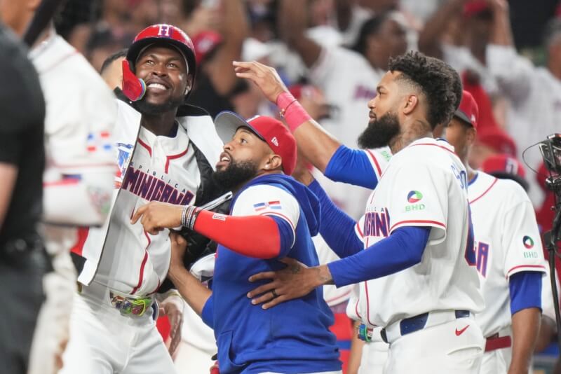 多明尼加打者克魯茲（左）6日在經典賽D組預賽對上尼加拉瓜的比賽中，轟出3分砲。（美聯社）