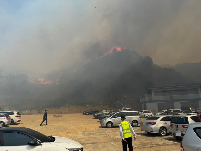 台中市大肚區第4公墓7日上午發生火警，火勢於下午1時許獲控制，現場並由直升機協助從空中滅火，下午3時多撲滅。（民眾提供）中央社記者郝雪卿傳真  115年3月7日