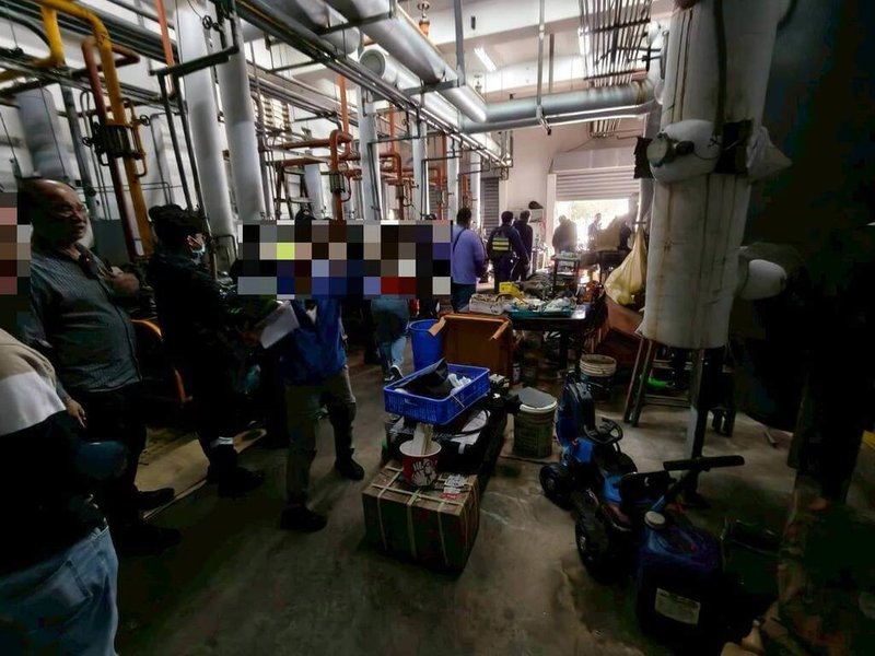 澎湖縣馬公警分局文澳派出所7日上午持搜索票到馬公市郊一處製冰廠，查獲由2名陳姓男子主持的天九牌賭場，當場帶回多名賭客。（馬公分局提供）中央社　115年3月7日