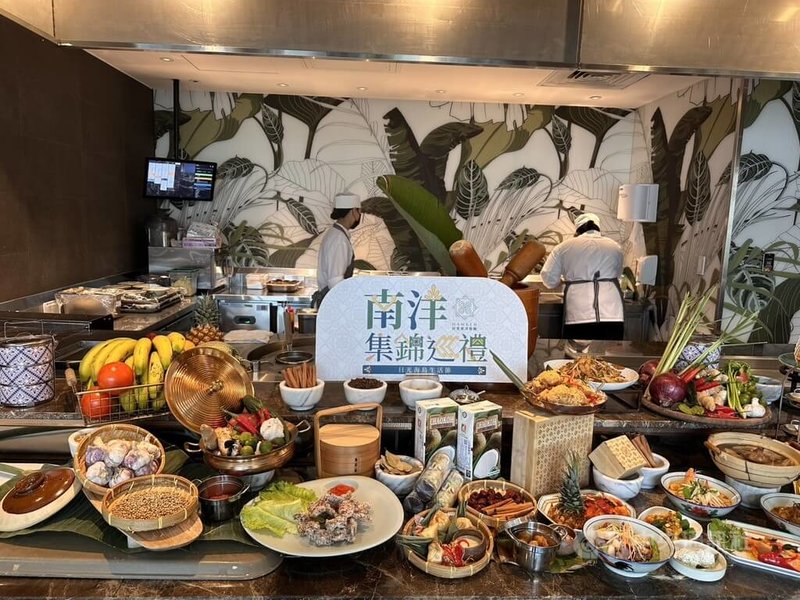 高雄洲際酒店即日起至4月30日止，在HAWKER好客南洋餐廳推出「南洋集錦巡禮」暢饗體驗，以「精選主餐搭配集錦無限續點（All-you-can-enjoy）」，讓民眾可體驗超過15道南洋經典美食。中央社記者林巧璉攝　115年3月7日