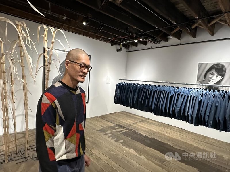 台灣藝術家黃博志與以母親為主席的概念作品「藍色大象」。中央社記者廖漢原紐約攝　115年3月7日