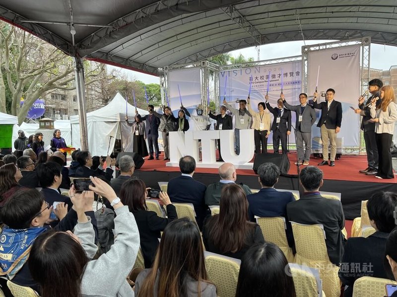 台灣大學校園徵才博覽會7日登場，347家企業釋出超過4萬個職缺，展現台灣人才市場的熱度。中央社記者陳至中台北攝　115年3月7日