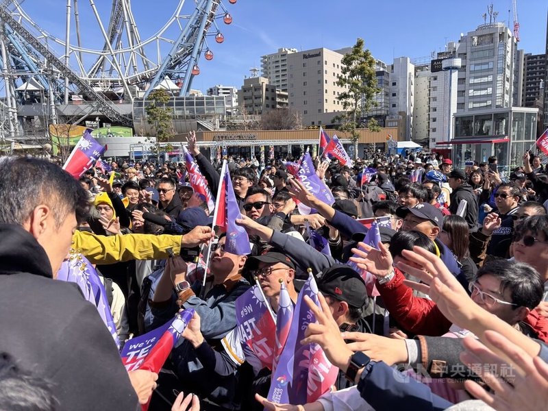 世界棒球經典賽（WBC）台灣隊7日「晚接午」出賽迎戰捷克隊。東京巨蛋周邊湧入大批台灣球迷到場應援，爭相領取加油旗。中央社記者戴雅真東京攝 115年3月7日