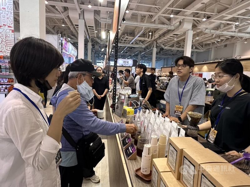 「2026高雄國際精品咖啡展及酒品展」6日開展，一連4天在高雄展覽館登場，邀請近50家來自全台的知名咖啡生豆商、設備廠商、烘焙品牌與周邊器材供應商參展。中央社記者林巧璉攝　115年3月7日