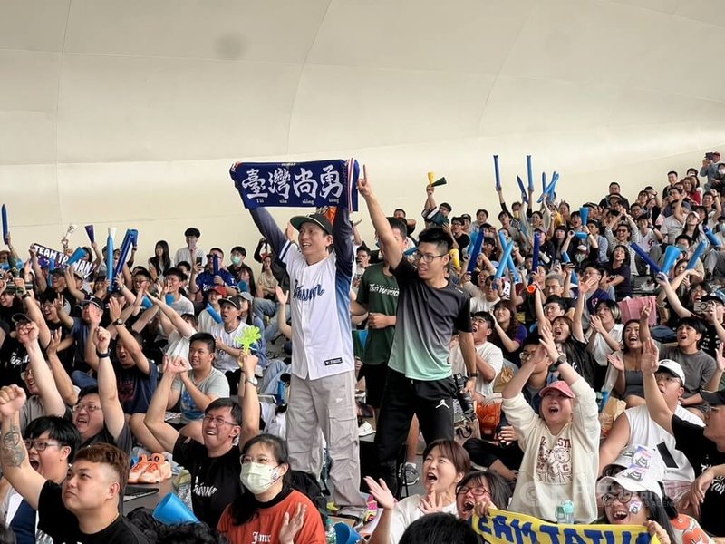 高雄市政府運動發展局7日上午在衛武營國家藝術文化中心直播世界棒球經典賽（WBC）台灣隊對戰捷克隊賽事，球迷高舉應援毛巾歡呼。中央社記者林巧璉攝 115年3月7日