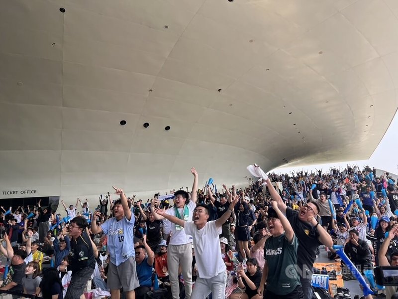 高雄市政府運動發展局7日上午在衛武營國家藝術文化中心直播世界棒球經典賽（WBC）台灣隊對捷克隊賽事，民眾嗨翻。中央社記者林巧璉攝　115年3月7日