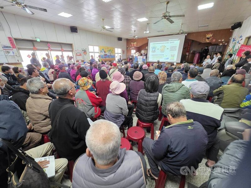 澎湖縣政府「澎湖縣環保高效綠能循環經濟園區促參民間自提推動案」公聽會，7日在龍門社區活動中心登場，村民在還未達成同意不同意的共識下，要求規劃單位對回饋機制與聯外道路等做好規劃，以尋求民意支持促成。中央社   115年3月7日