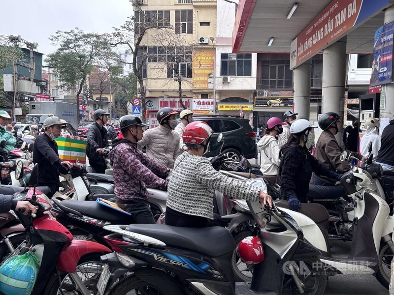 越南首都河內5日出現有加油站因戰火而出現供應中斷的情形。部分民眾告訴中央社，油價已有感上漲，且覺得這兩天加油的人龍比平常多。中央社記者曾婷瑄河內攝 115年3月7日