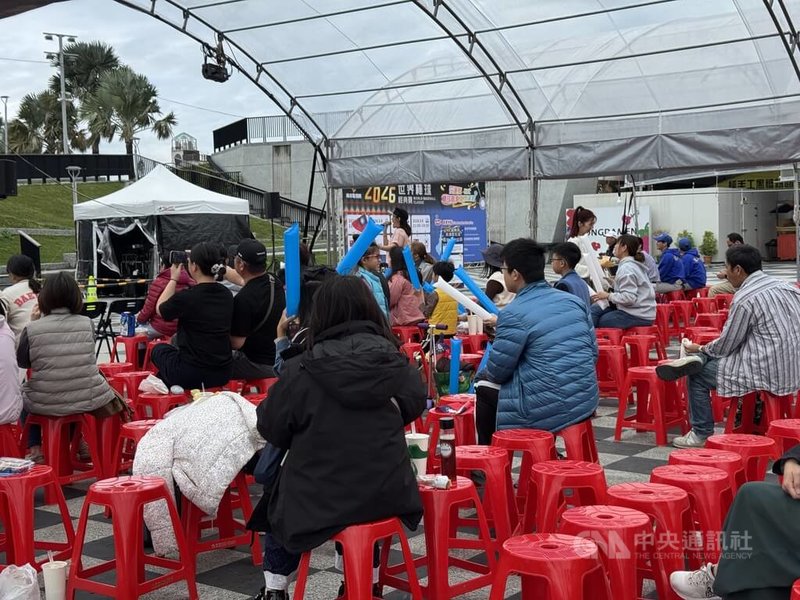 花蓮縣府、花蓮市及吉安鄉公所7日都有安排戶外轉播台灣隊與捷克隊賽事，東大門廣場直播現場也有棒球隊員穿著隊服觀看轉播賽事，隨著賽事進行揮舞國旗、敲打加油棒。中央社記者張祈攝 115年3月7日