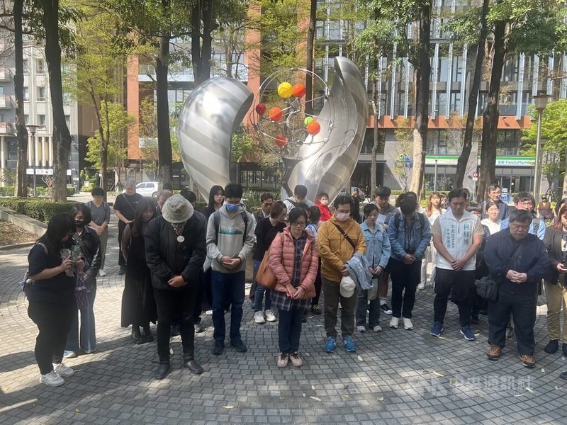 台中市新文化協會、好民文化行動協會、光合基金會7日在台中東區二七部隊紀念碑舉辦「2026食飯丸．紀念二七部隊79週年」活動，與會民眾一同默哀追思。中央社記者郝雪卿攝　115年3月7日