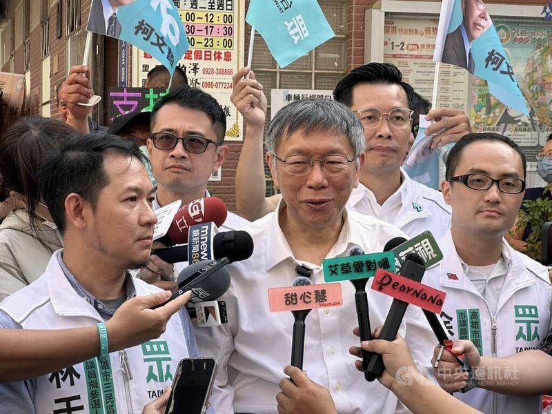 民眾黨創黨主席柯文哲（前中）7日南下高雄參拜廟宇，並出席民眾黨高雄市議員參選人林于凱（前左）舉辦的友善城市交通講座，會前受訪回應「藍白合」等議題。中央社記者林巧璉攝　115年3月7日