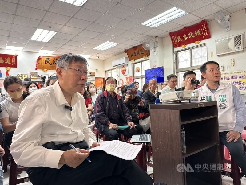 民眾黨創黨主席柯文哲（前左）7日南下高雄參拜廟宇，並出席民眾黨高雄市議員參選人林于凱（前右）舉辦的友善城市交通講座。中央社記者林巧璉攝　115年3月7日