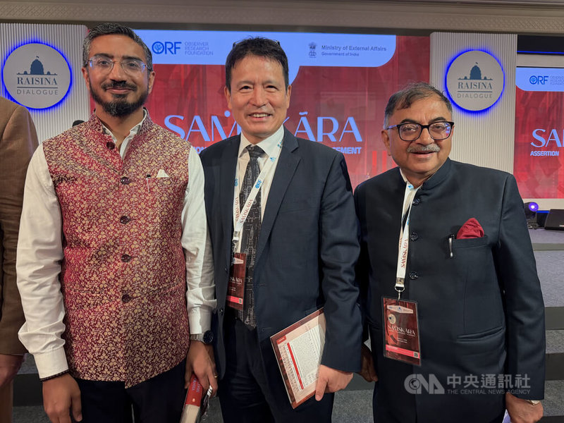 駐菲律賓副代表李廷盛(中)在瑞辛納對話中點出,台灣因為半導體、AI伺服器對全世界來說不可取代,因此在供應鏈上扮演關鍵角色。中央社記者李晉緯新德里攝 115年3月7日