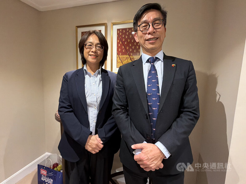 立委鍾佳濱（右）、林倩綺（左）到印度參加「瑞辛納對話」，看見台灣科技產業的實力，在AI世代受到全球矚目。中央社記者李晉緯新德里攝　115年3月7日