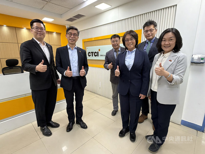 立委鍾佳濱（前排左2）、林倩綺（前排右2）在駐印度代表處經濟組組長陳郁淇（前排右1）陪同下參訪中鼎印度公司，瞭解台灣企業在印度經營面臨的挑戰。中央社記者李晉緯新德里攝　115年3月7日