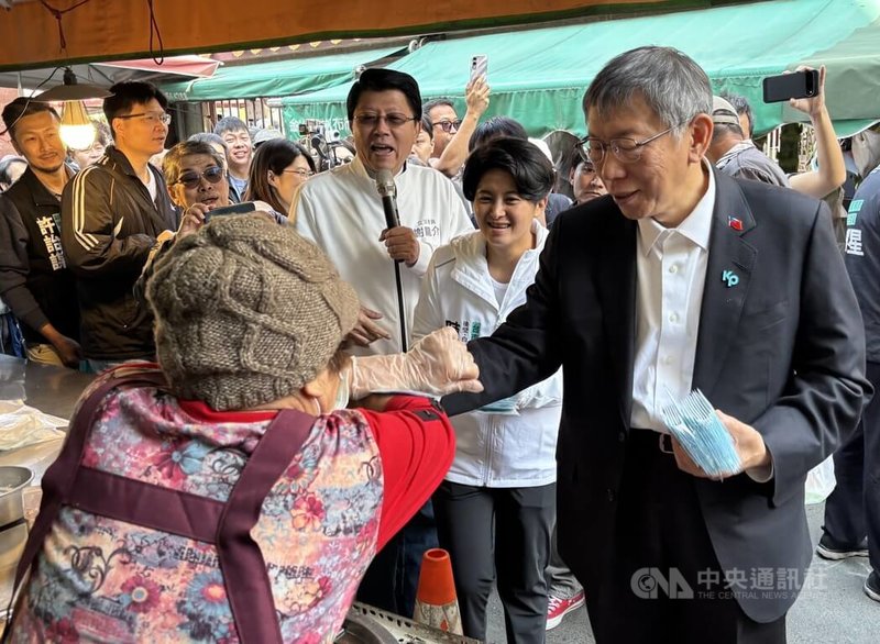 民眾黨創黨主席柯文哲（前右）7日在台南市新營區宮廟上香參拜，且陪同民眾黨市議員參選人在市場掃街。中央社記者張榮祥台南攝　115年3月7日