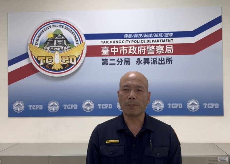 有民眾在網路發文稱日前到超商購買鮮奶時，發現瓶蓋邊緣冒泡、疑有2個針孔。台中市警察局第二分局7日表示，獲報後已持續調閱沿線監視器畫面，以釐清案情。（警方提供）中央社記者郝雪卿傳真  115年3月7日