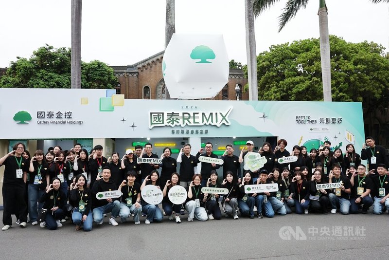 台灣大學校園徵才博覽會7日登場，金融業的各大巨頭也都派出大軍，現場收履歷，甚至直接安排面試。圖為國泰金團隊參與台大校園徵才博覽會。中央社記者郭日曉攝 115年3月7日