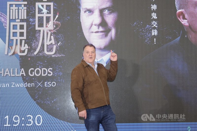 兩廳院傳奇男中音布萊恩特菲爾（Bryn Terfel）（圖）抵台記者會7日在台北舉行，特菲爾獨照時幽默指著自己的照片合影。中央社記者翁睿坤攝 115年3月7日