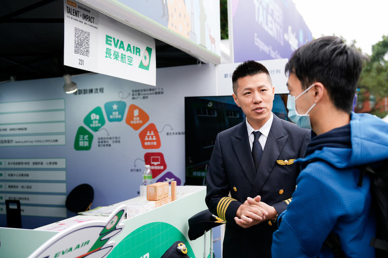 為配合年度航班運能提升及機隊數增加，長榮航空2026年規劃招募近160名機師，為深化校園交流並延攬優秀人才，7日也參與台灣大學校園徵才博覽會。（長榮航空提供）中央社記者黃巧雯傳真　115年3月7日