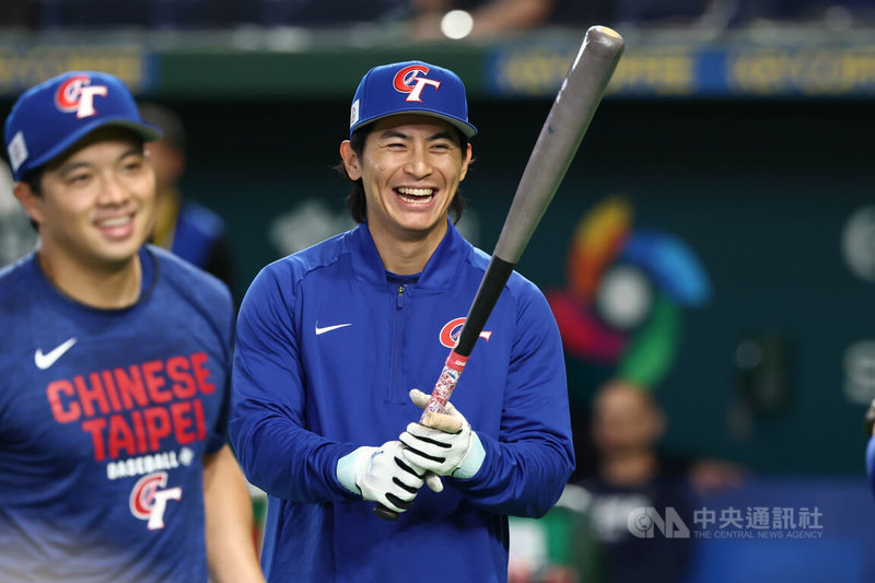 經典賽C組預賽台灣隊第三戰7日在日本東京巨蛋與捷克隊交手，賽前練球台灣隊長陳傑憲（右）帶傷練打，ㄧ度把球轟上看台，讓球迷驚呼。中央社記者王騰毅東京攝 115年3月7日