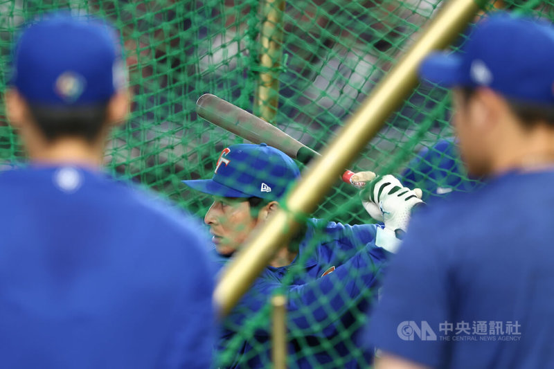 經典賽C組預賽台灣隊第三戰7日在日本東京巨蛋與捷克隊交手，賽前練球台灣隊長陳傑憲帶傷練打，ㄧ度把球轟上看台。中央社記者王騰毅東京攝 115年3月7日
