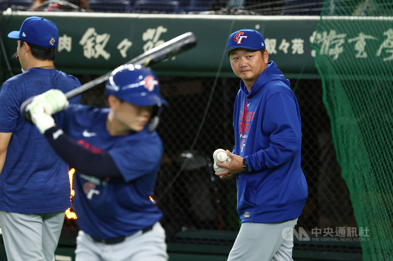經典賽C組預賽台灣隊第三戰7日在日本東京巨蛋與捷克隊交手，賽前練球總教練曾豪駒（右）協助球員打擊訓練。中央社記者王騰毅東京攝 115年3月7日