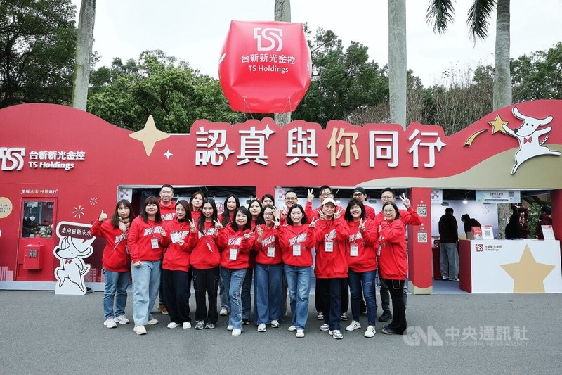 台灣大學校園徵才博覽會7日登場，金融業的各大巨頭也都派出大軍，現場收履歷，甚至直接安排面試。圖為台新新光金控團隊參與台大校園徵才博覽會。中央社記者郭日曉攝 115年3月7日