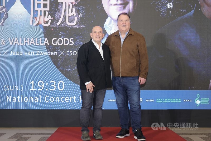 兩廳院傳奇男中音布萊恩特菲爾（Bryn Terfel）（右）抵台記者會7日在台北舉行，此次來台將與指揮名家梵志登（Jaap van Zweden）（左）、長榮交響樂團一同攜手於2026台灣國際藝術節演出。中央社記者翁睿坤攝 115年3月7日