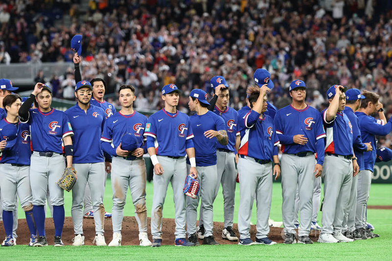 經典賽C組預賽台灣隊第三戰7日在日本東京巨蛋與捷克隊交手，台灣隊投打發揮以14比0扣倒對手，奪下首勝，隊員們在場中向球迷致意。中央社記者王騰毅東京攝  115年3月7日