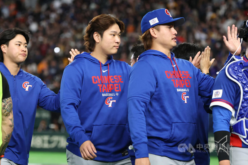 世界棒球經典賽（WBC）7日在日本東京巨蛋進行台捷之戰，台灣隊投打發揮，終場以14比0大勝，賽後投手古林睿煬（左2起）、張奕等人擊掌慶祝。中央社記者王騰毅東京攝　115年3月7日