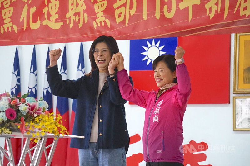 國民黨主席鄭麗文（左）7日出席花蓮縣黨部新春團拜時表示，這次縣長人選目前雖然都是藍軍出身，但相信選民眼睛是雪亮的，會支持黨內提名的游淑貞（右）。中央社記者張祈攝　115年3月7日