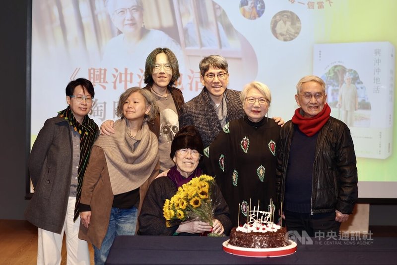 被譽為「民歌之母」的資深廣播人陶曉清（右2）7日在台北發表新書「興沖沖地活」，陶曉清家人、雲門舞集創辦人林懷民（右）齊聚出席見證。中央社記者王飛華攝　115年3月7日