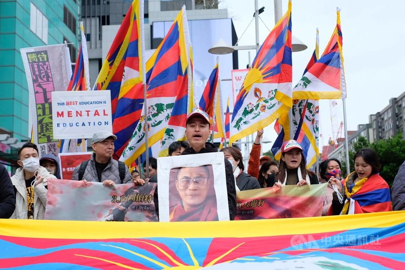 圖伯特（西藏）抗暴67週年台灣大遊行7日下午在台北舉行，約300人參與，今年主題為「守護轉世自由，反對跨國鎮壓」。遊行隊伍從捷運忠孝復興站出發，一邊舉著雪山獅子旗，一邊喊著「Free Tibet」遊行口號前進。中央社記者廖文綺攝　115年3月7日