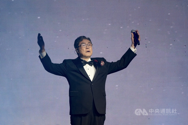 歌手楊烈（圖）「自由之地」巡迴演唱會台北場7日晚間在台灣戲曲中心登場，高歌一曲後，楊烈張開雙臂接受觀眾掌聲喝采。中央社記者徐肇昌攝　115年3月7日