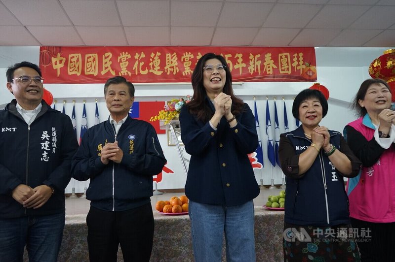 國民黨主席鄭麗文（中）7日出席花蓮縣黨部新春團拜，花蓮縣黨部主委盧新榮（左2）等人陪同。中央社記者張祈攝 115年3月7日