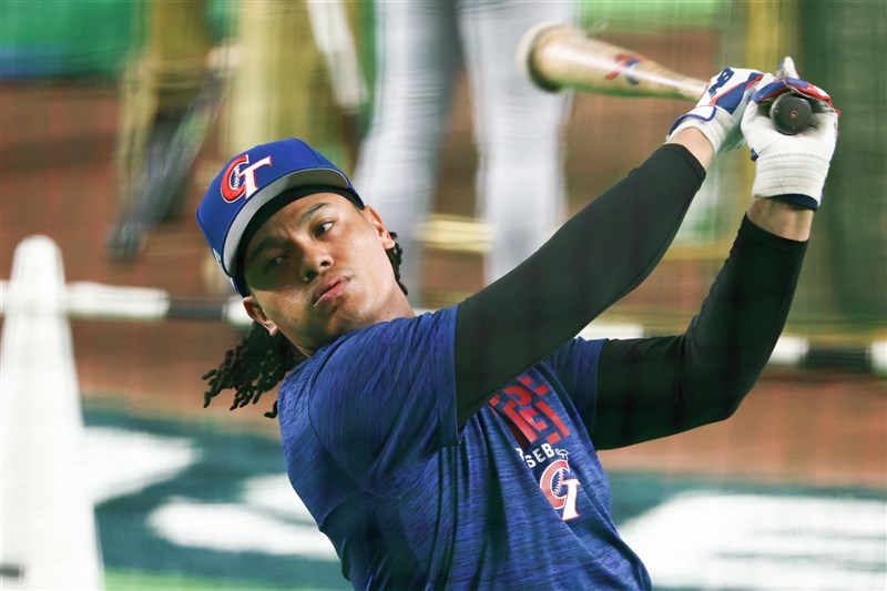 經典賽C組預賽台灣隊第三戰7日在日本東京巨蛋與捷克隊交手，賽前練球台灣隊張育成練打備戰。中央社記者王騰毅東京攝  115年3月7日